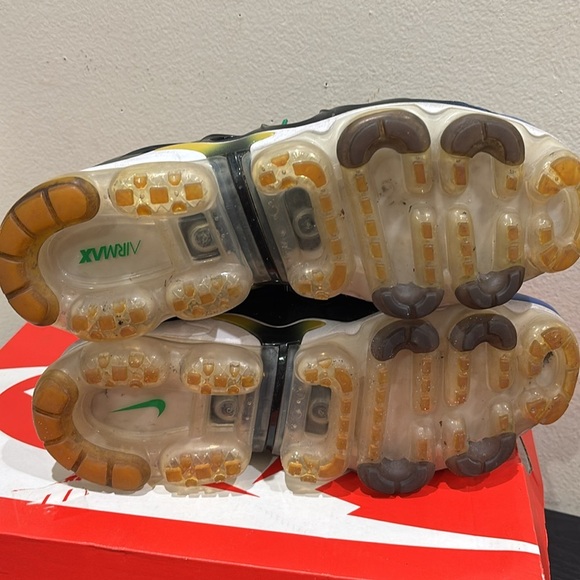 Nike VaporMax Plus in Blue and Red - Picture 5 of 9